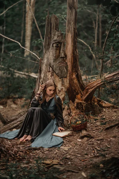 Eine geheimnisvolle Hexe wandelt in einem dunklen Wald — Stockfoto