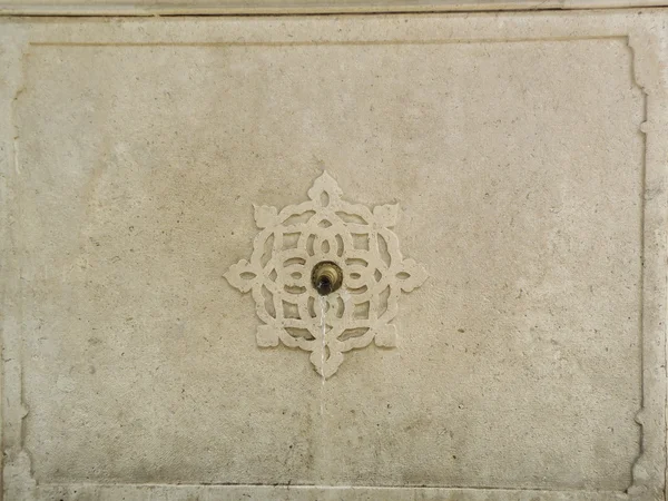 Torneira de parede lindamente ornamentada — Fotografia de Stock