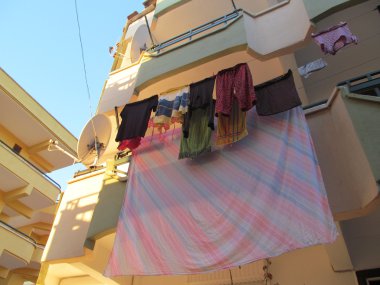 sabah ışık balkonda asılı giysi kurutma