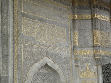 Altın Arapça yazma ve gri duvar süsleri