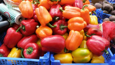 bir Pazar satışı için sarı, turuncu ve kırmızı biber