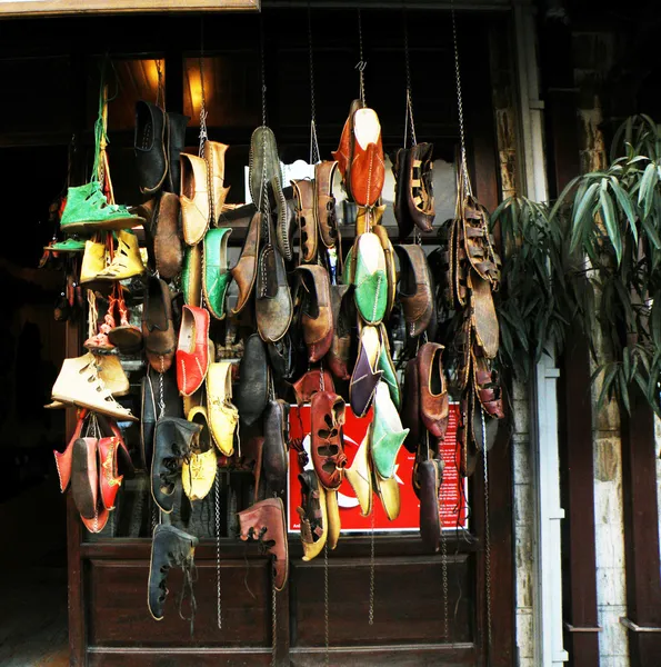 市场上的土耳其在店门口挂着手工皮鞋 — 图库照片