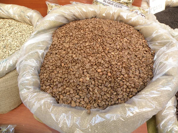 Grains de café légers dans un grand sac à vendre — Photo