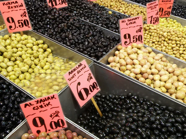 Verschillende soorten zwarte en groene olijven met prijzen te koop — Stockfoto