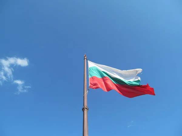 Bandeira búlgara no vento em frente ao céu azul — Fotografia de Stock