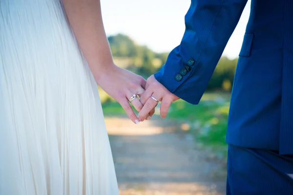 Just married couple holding hands — Stock Photo, Image