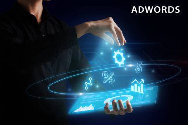 İş, Teknoloji, İnternet ve ağ konsepti. Genç işadamı geleceğin sanal ekranı üzerinde çalışıyor ve yazıyı görüyor: Adwords