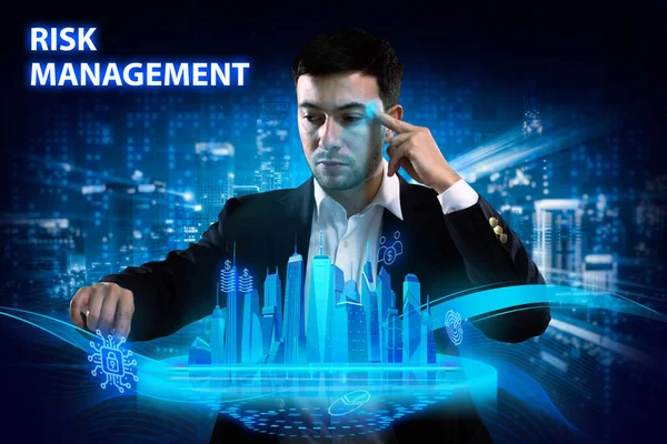 İş, Teknoloji, İnternet ve ağ konsepti. Genç işadamı geleceğin sanal ekranında çalışıyor ve 