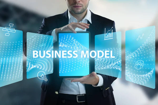 ビジネス テクノロジー インターネット ネットワークの概念 将来の仮想画面で作業し 碑文を参照してください若いビジネスマン ビジネスモデル — ストック写真