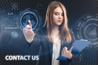 İş, Teknoloji, İnternet ve ağ konsepti. Genç işadamı geleceğin sanal ekranı üzerinde çalışıyor ve yazıyı görüyor: