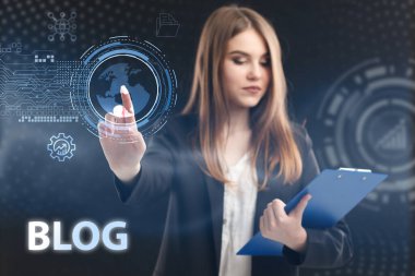 İş, Teknoloji, İnternet ve ağ konsepti. Genç işadamı geleceğin sanal ekranı üzerinde çalışıyor ve yazıyı görüyor: blog