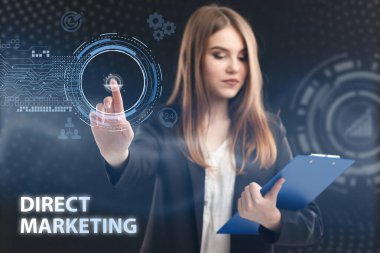 Ekonomi, teknoloji, Internet ve ağ kavramı. Geleceğin sanal bir ekranda çalışan genç işadamı ve yazıt görür: doğrudan pazarlama