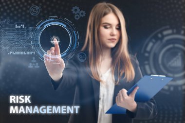 İş, Teknoloji, İnternet ve ağ konsepti. Genç işadamı geleceğin sanal ekranında çalışıyor ve 