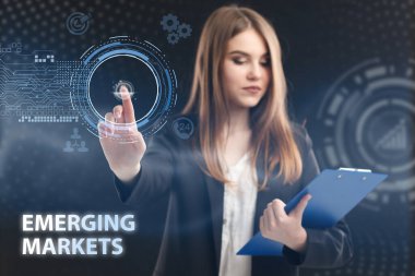 İş, Teknoloji, İnternet ve ağ konsepti. Genç işadamı geleceğin sanal ekranında çalışıyor ve yazıyı görüyor: gelişmekte olan piyasalar.