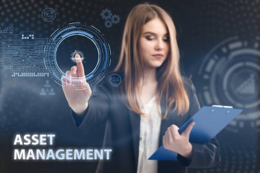 İş, Teknoloji, İnternet ve ağ konsepti. Genç işadamı geleceğin sanal ekranı üzerinde çalışıyor ve yazıyı görüyor: varlık yönetimi