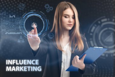 İş, Teknoloji, İnternet ve ağ konsepti. Genç işadamı geleceğin sanal ekranı üzerinde çalışıyor ve yazıyı görüyor: nüfuz pazarlaması