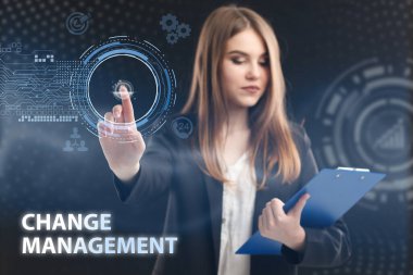 İş, Teknoloji, İnternet ve ağ konsepti. Genç işadamı geleceğin sanal ekranı üzerinde çalışıyor ve yazıyı görüyor: yönetim değişikliği