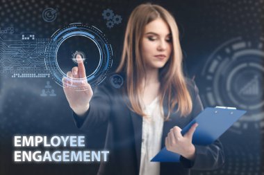 İş, Teknoloji, İnternet ve ağ konsepti. Genç işadamı geleceğin sanal ekranı üzerinde çalışıyor ve yazıyı görüyor: çalışanların bağlılığı