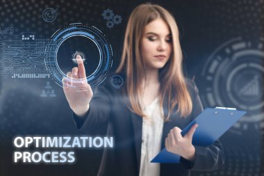 İş, Teknoloji, İnternet ve ağ konsepti. Genç işadamı geleceğin sanal ekranı üzerinde çalışıyor ve yazıyı görüyor: optimizasyon süreci