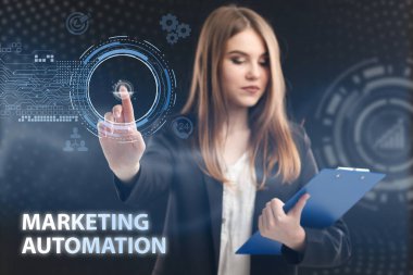 İş, Teknoloji, İnternet ve ağ konsepti. Genç işadamı geleceğin sanal ekranı üzerinde çalışıyor ve yazıyı görüyor: pazarlama otomasyonu