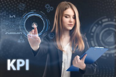 İş, Teknoloji, İnternet ve ağ konsepti. Genç işadamı geleceğin sanal ekranı üzerinde çalışıyor ve KPI yazısını görüyor: