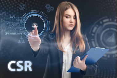 İş, Teknoloji, İnternet ve ağ konsepti. Genç işadamı geleceğin sanal ekranı üzerinde çalışıyor ve CSR yazısını görüyor.