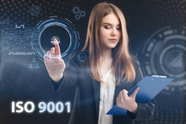 İş, Teknoloji, İnternet ve ağ konsepti. Genç işadamı geleceğin sanal ekranı üzerinde çalışıyor ve ISO 9001 yazısını görüyor.