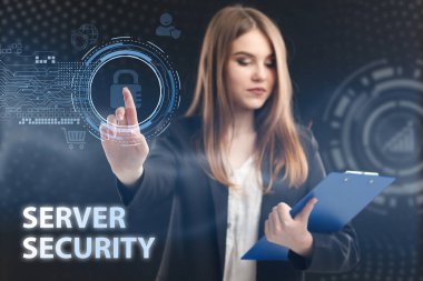 İş, Teknoloji, İnternet ve ağ konsepti. Genç işadamı geleceğin sanal ekranı üzerinde çalışıyor ve yazıyı görüyor: sunucu güvenliği