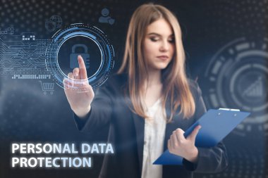 İş, Teknoloji, İnternet ve ağ konsepti. Genç işadamı geleceğin sanal ekranı üzerinde çalışıyor ve yazıyı görüyor: kişisel veri koruması