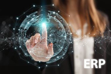 İş, Teknoloji, İnternet ve ağ konsepti. Genç işadamı geleceğin sanal ekranı üzerinde çalışıyor ve yazıyı görüyor: ERP