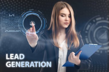 İş, Teknoloji, İnternet ve ağ konsepti. Genç işadamı geleceğin sanal ekranında çalışıyor ve yazıyı görüyor: lider nesil.