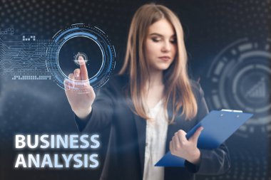 İş, Teknoloji, İnternet ve ağ konsepti. Genç işadamı geleceğin sanal ekranı üzerinde çalışıyor ve yazıyı görüyor: iş analizi