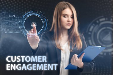 İş, Teknoloji, İnternet ve ağ konsepti. Genç işadamı geleceğin sanal ekranı üzerinde çalışıyor ve yazıyı görüyor: müşteri ilişkileri