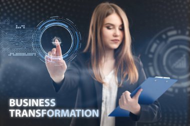 İş, Teknoloji, İnternet ve ağ konsepti. Genç işadamı geleceğin sanal ekranı üzerinde çalışıyor ve yazıyı görüyor: iş dönüşümü