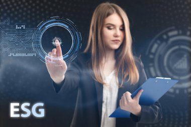 İş, Teknoloji, İnternet ve ağ konsepti. Genç işadamı geleceğin sanal ekranı üzerinde çalışıyor ve yazıyı görüyor: ESG
