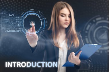 İş, Teknoloji, İnternet ve ağ konsepti. Genç işadamı geleceğin sanal ekranı üzerinde çalışıyor ve yazıyı görüyor: