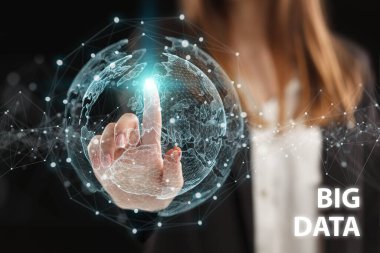 İş, Teknoloji, İnternet ve ağ konsepti. Genç işadamı geleceğin sanal ekranı üzerinde çalışıyor ve büyük verileri görüyor.