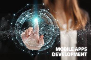 İş, Teknoloji, İnternet ve ağ konsepti. Genç işadamı geleceğin sanal ekranı üzerinde çalışıyor ve yazıyı görüyor: mobil uygulamalar geliştirme