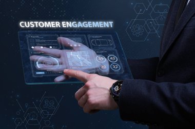 İş, Teknoloji, İnternet ve ağ konsepti. Finansal Grafik. Borsa çizelgesi. Genç işadamı geleceğin sanal ekranı üzerinde çalışıyor ve yazıyı görüyor: müşteri ilişkileri