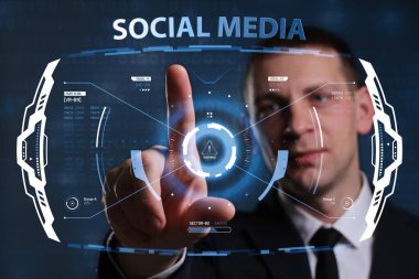 İş, Teknoloji, İnternet ve ağ konsepti. Genç işadamı geleceğin sanal ekranı üzerinde çalışıyor ve yazıyı görüyor: sosyal medya