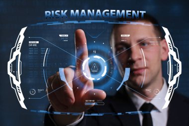 İş, Teknoloji, İnternet ve ağ konsepti. Genç işadamı geleceğin sanal ekranında çalışıyor ve 