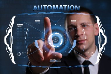 İş, Teknoloji, İnternet ve ağ konsepti. Genç işadamı geleceğin sanal ekranında çalışıyor ve yazıyı görüyor: otomasyon