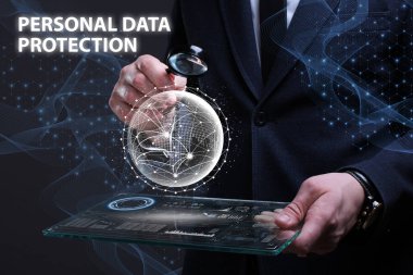 İş, Teknoloji, İnternet ve ağ konsepti. Finansal Grafik. Borsa çizelgesi. Genç işadamı geleceğin sanal ekranı üzerinde çalışıyor ve yazıyı görüyor: kişisel veri koruması