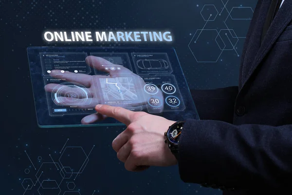 互联网和网络概念 财务图表 股市图表 年轻的商人在一个虚拟的未来屏幕上工作 看到的题词是 在线营销 — 图库照片