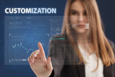 İş, Teknoloji, İnternet ve ağ konsepti. Genç işadamı geleceğin sanal ekranı üzerinde çalışıyor ve yazıyı görüyor: özelleştirme