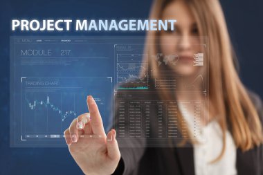 İş, Teknoloji, İnternet ve ağ konsepti. Genç işadamı geleceğin sanal ekranı üzerinde çalışıyor ve yazıyı görüyor: proje yönetimi