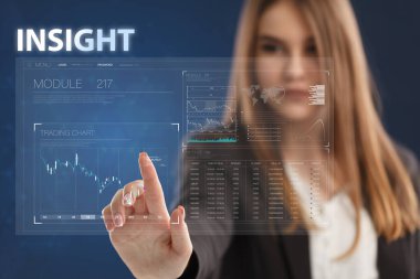 İş, Teknoloji, İnternet ve ağ konsepti. Genç işadamı geleceğin sanal bir ekranı üzerinde çalışıyor ve yazıyı görüyor: