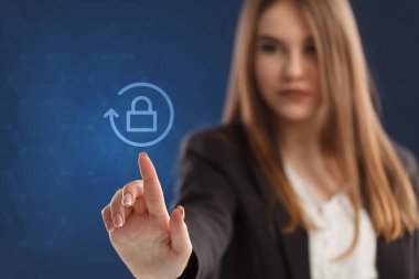 İş, Teknoloji, İnternet ve ağ konsepti. Genç işadamı geleceğin sanal ekranı üzerinde çalışıyor ve yazıyı görüyor.: 