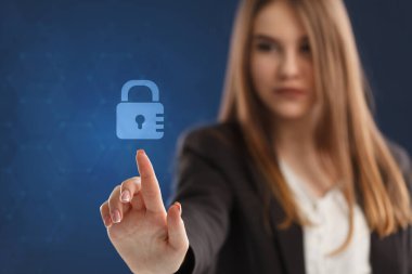 İş, Teknoloji, İnternet ve ağ konsepti. Genç işadamı geleceğin sanal ekranı üzerinde çalışıyor ve yazıyı görüyor.: 