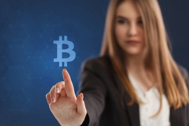 İş, Teknoloji, İnternet ve ağ konsepti. Genç işadamı geleceğin sanal ekranı üzerinde çalışıyor ve yazıyı görüyor.: 